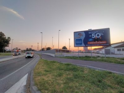 strada città di ferrara con poster 6x3 e affissione scopo pubblicitario