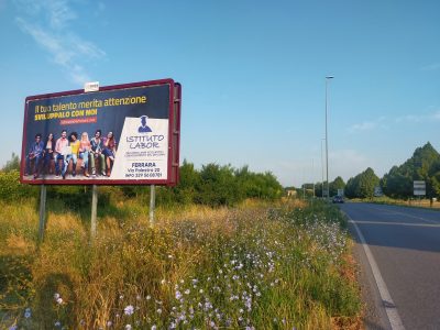 strada città di ferrara con poster 6x3 e affissione scopo pubblicitario