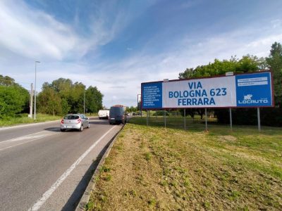 Strada città di Ferrara con traffico e poster pubblicitario